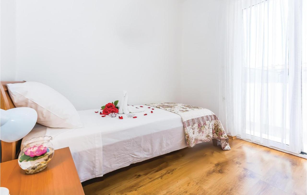 4 Bedroom Cozy Apartment In Водице Экстерьер фото
