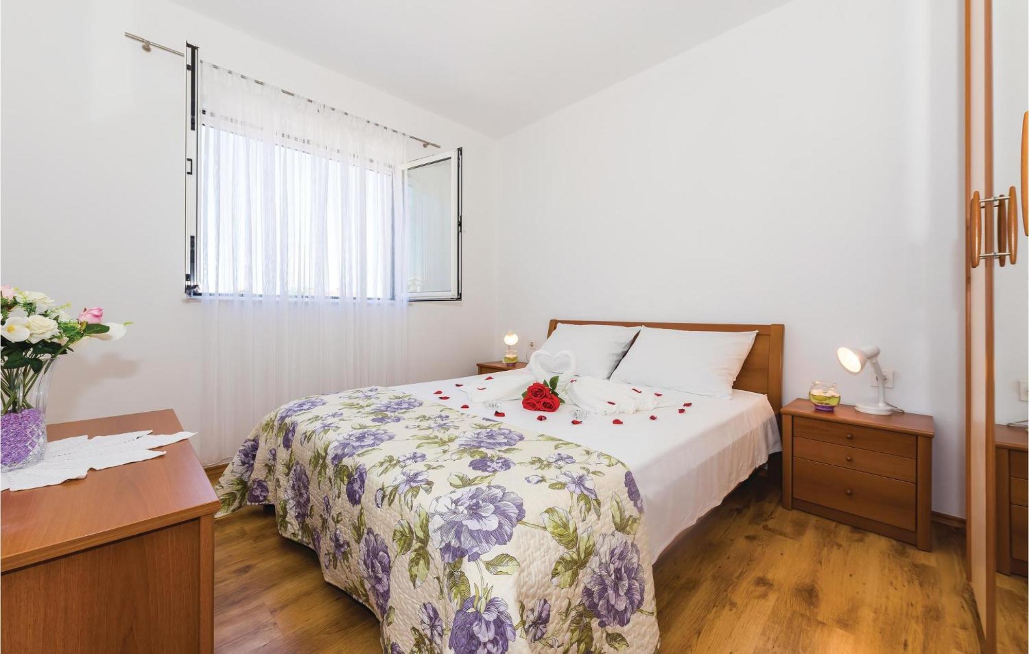 4 Bedroom Cozy Apartment In Водице Экстерьер фото