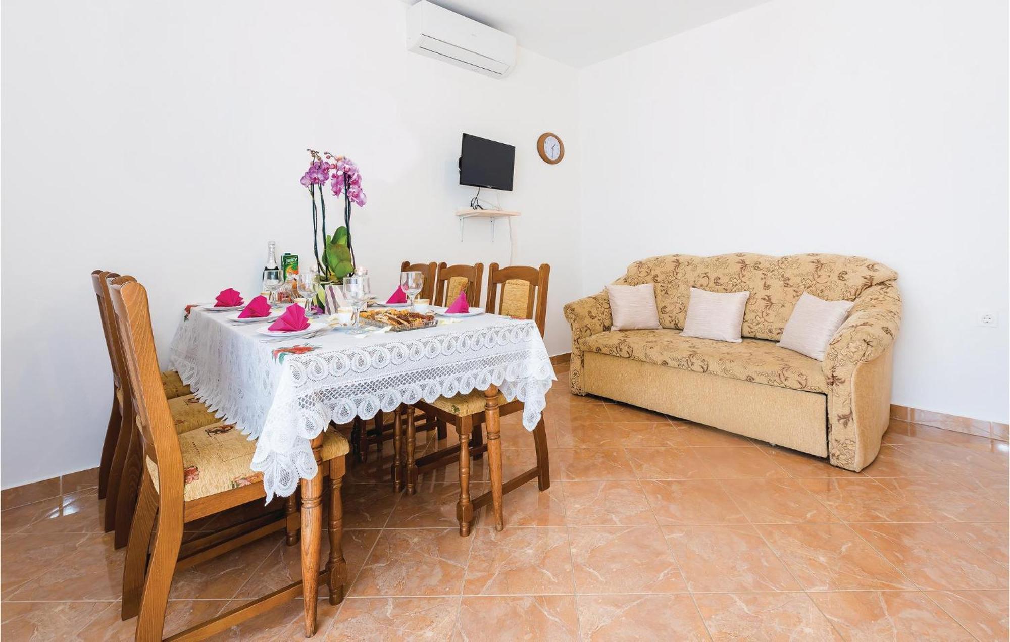 4 Bedroom Cozy Apartment In Водице Экстерьер фото